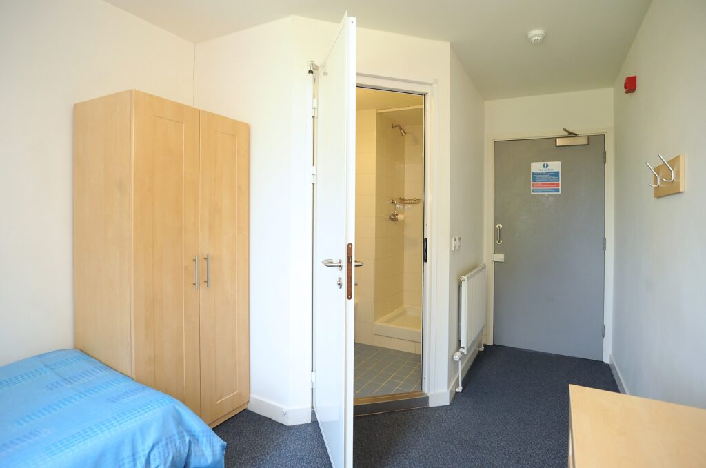 ensuite-bedroom-with-bathroom-brunel-university-min